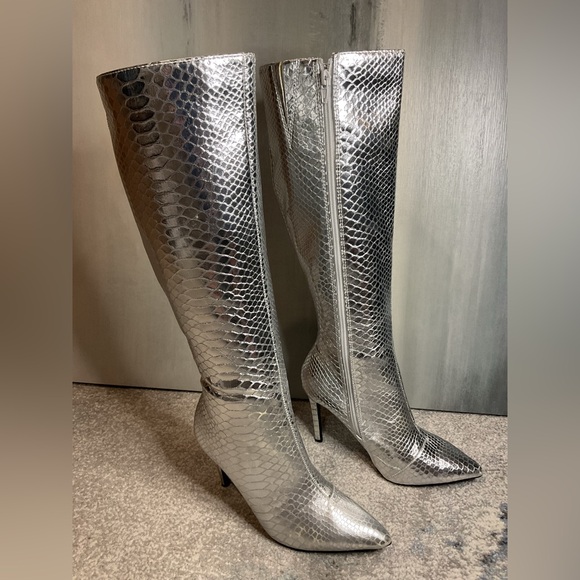 INC International Concepts Rajelp Silver Snake Knee High Boots - Size 7.5 (NIB) - Picture 3 of 16